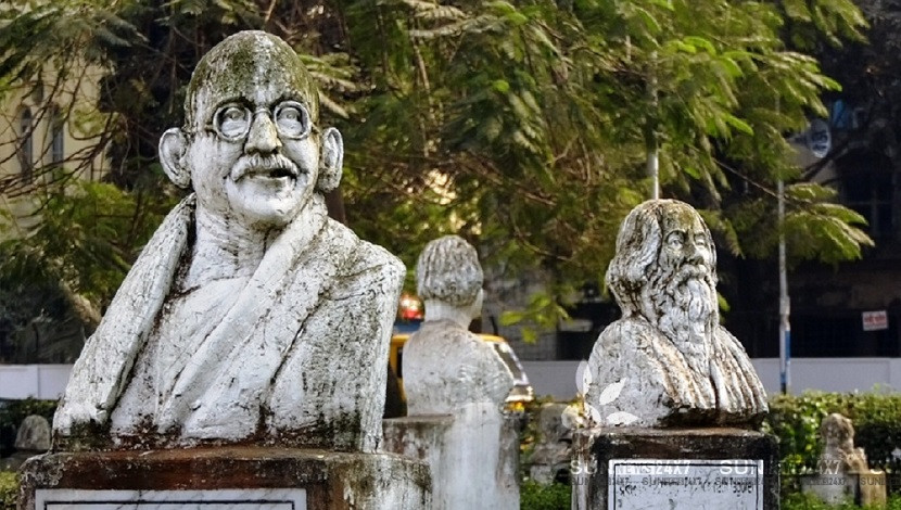 মহাত্মা গান্ধী ও বিশ্বকবি রবীন্দ্রনাথ

বিশ্ব ইতিহাসে ক্রান্তদর্শী এই দুই মহান ব্যক্তিত্বের বিশাল অবদান কখনো বিস্মৃত হওয়ার নয়। 
উভয়ের জন্ম উনিশ শতকের ছয়ের দশকে। রবীন্দ্রনাথ ঠাকুর ১৮৬১ সালে ও মোহনদাস করমচান্দ গান্ধী ১৮৬৯ সালে জন্মেছিলেন। কবির দেহাবসান হয় ১৯৪১ সালে। ১৯৪৮ সালের ৩০ জানুয়ারি আততায়ীর বুলেটে মহাত্মা গান্ধী নিহত হন।