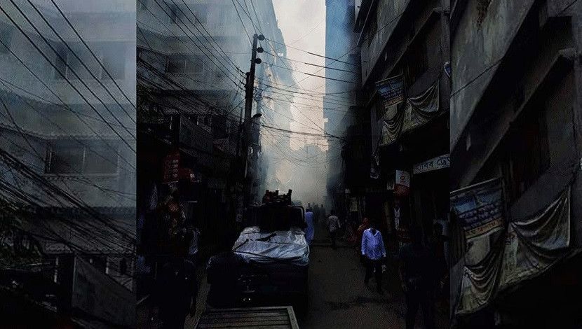 ঘনবসতিপূর্ণ পুরান ঢাকার গলি রাস্তা