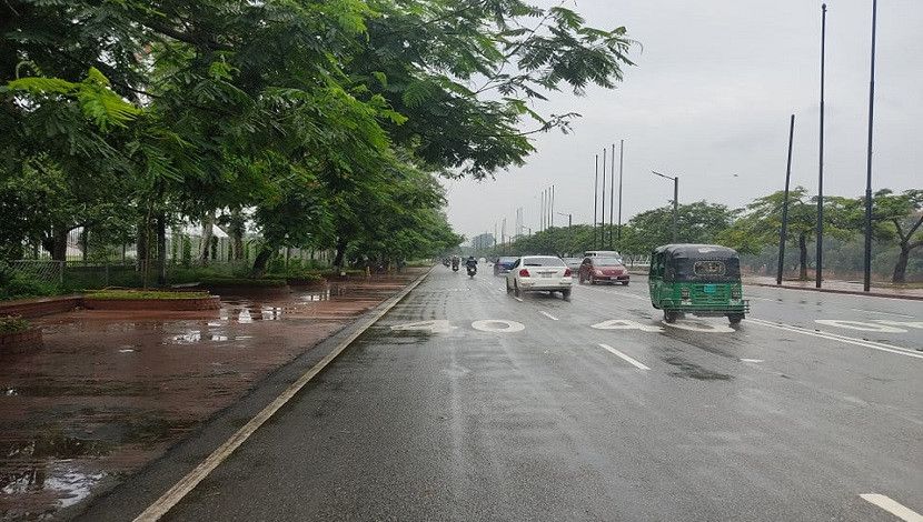বৃষ্টি ভেজা রাজধানী ঢাকা