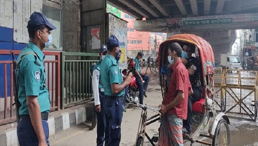 লকডাউনে পুলিশি টহল। ছবি- জাহিদ রাকিব।