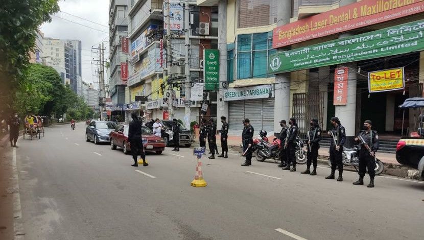 কঠোর বিধিনিষেধের তৃতীয় দিনেও রাজধানীর শাহাবাগ এলাকায় পৃথক জায়গায় র‍্যাব ও পুলিশের স্বাস্থ্য বিধি মানাতে অভিযান চলছে। (  ছবি : জাহিদ রাকিব )