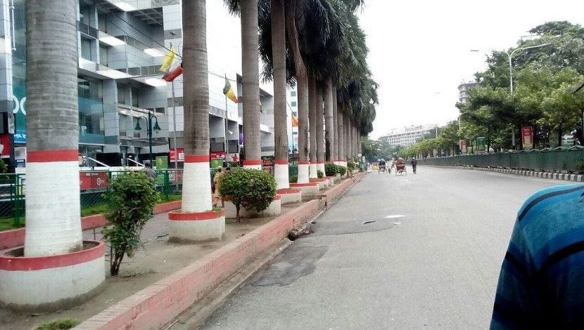 রাজধানী ঢাকার বসুন্ধরা সিটির সামনে দিনভর লেগেই থাকে যানজট। লকডাউনে এখন সেখানে সুনসান নীরবতা!