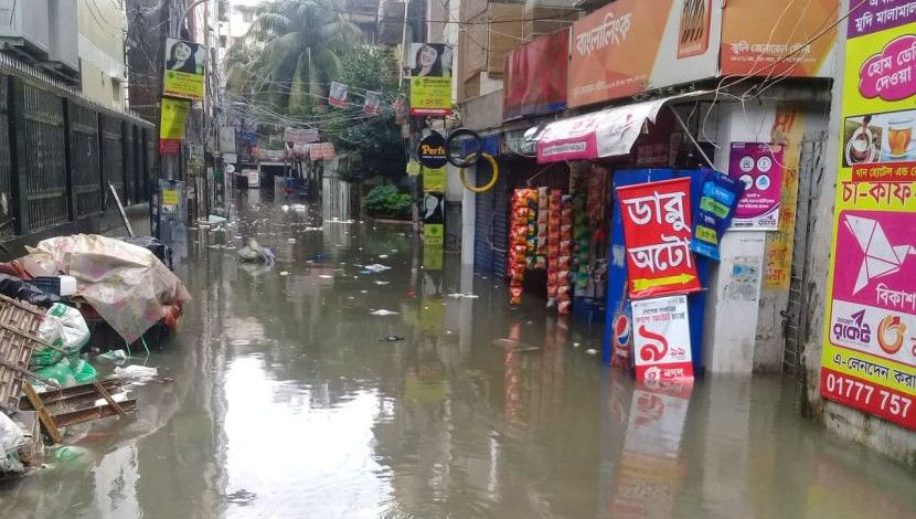 বৃষ্টিতে সড়কে জমেছে পানি। দোকান-পাট সব এখন পানির তলে। গ্রিন রোড, ফার্মগেট ছবি: আসমাউল মুত্তাকিন