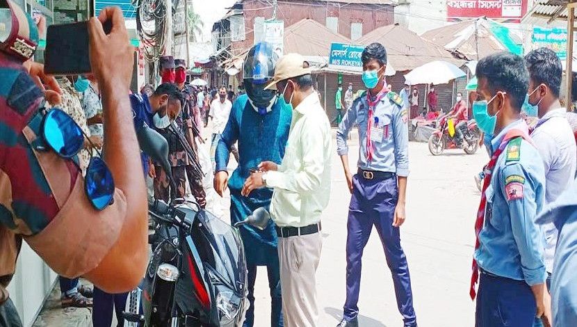 কঠোর লকডাউনের চতুর্থ দিনে ভোলা জেলার একটি খণ্ড চিত্র।
