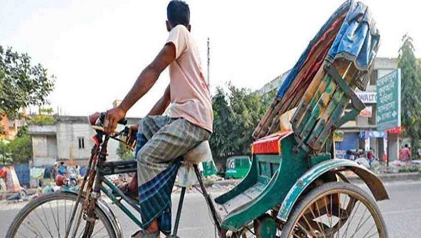 কঠোর লকডাউনে রাজধানীর একটি সড়কে যাত্রীর জন্য অপেক্ষা করছেন এক রিক্সাওয়ালা
