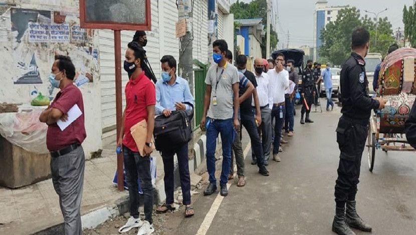 লকডাউনের সপ্তমদিনে রাজধানীর মহাখালীতে র‌্যাবের ভ্রম্যমাণ আদালত। ছবি: সান নিউজ।