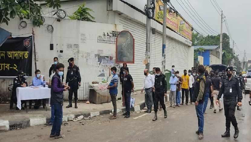 কঠোর লকডাউনে বিধিনিষেধ অমান্যকারীদের জরিমানা করে র‌্যাব। রাজধানীর মহাখালীর চিত্র। ছবি: সান নিউজ।