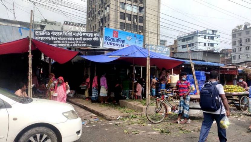 বাজার গুলোতে করোনার ভয় নেই ( সুলতানা আক্তার)
