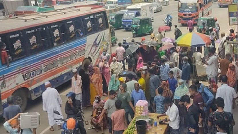 কঠোর লকডাউনের ১৪ দিন পর আজ রাস্তায় মানুষের চিত্র। ছবি: সান নিউজ