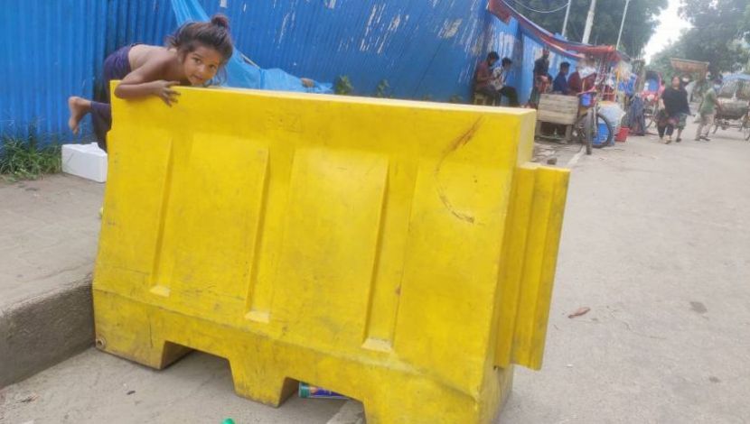 পথ শিশু করছে খেলা  ( ছবি: সুলতানা আক্তার )