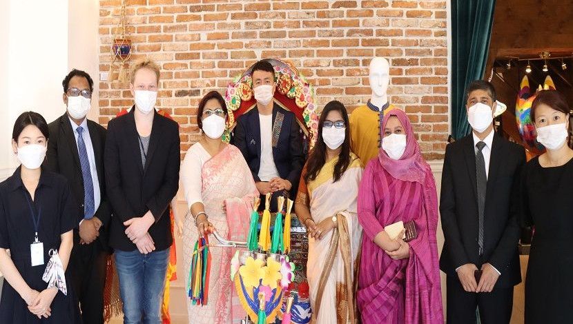 মাল্টি কালচার মিউজিয়ামে ‘বাংলাদেশ প্যাভেলিয়ন’ রিক্সাকে ঘিরে অতিথিদের আগ্রহ। ছবি: সিউলস্থ বাংলাদেশ দূতাবাস