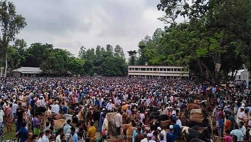 কু‌ড়িগ্রা‌মের এক‌টি গরুর হাট। হা‌ট দে‌খে ম‌নে হ‌চ্ছে না, দে‌শে প্র‌তি‌দিন করোনায় দুই শতা‌ধিক মানুষ মারা যাচ্ছে।
ছবি : সাইফুজ্জামান সুমন।