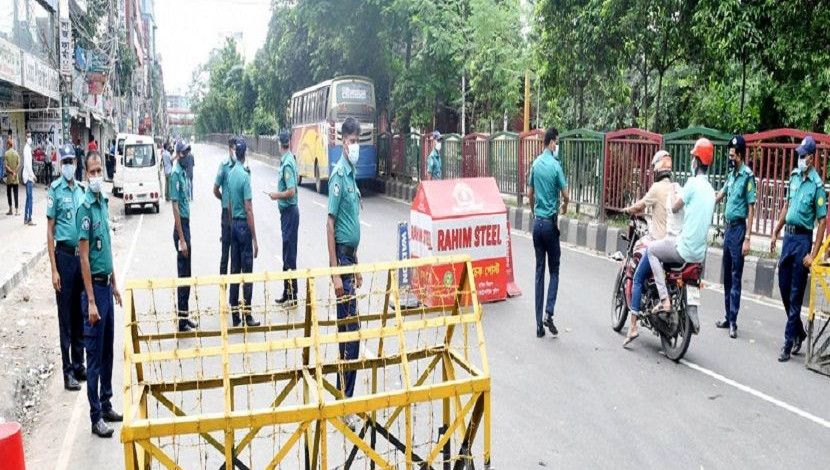 কঠোর লকডাউনের প্রথম দিন (২৩ জুলাই) রাজধানীর পান্থপথে আইনশৃঙ্খলা রক্ষাকারী বাহিনীর তৎপরতা। ছবি: পিআইডি