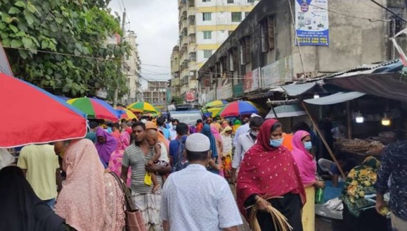 অলিতে গলিতে বাজারে মানুষের জটলা (  ছবি.জাহিদ রাকিব)