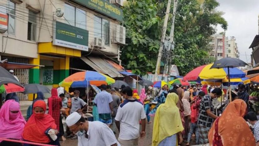 বাজারে মানুষের জটলা (  ছবি.জাহিদ রাকিব)