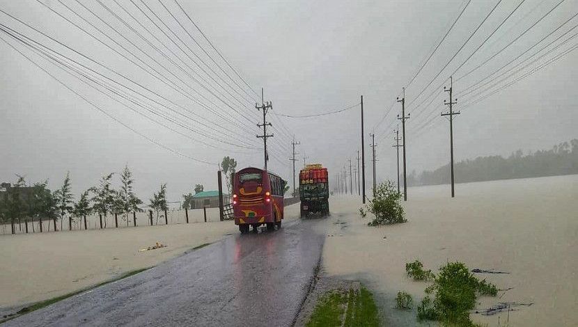 টানা বৃষ্টির কারণে পানিতে ডুবে গেছে নাফ নদীর নিকটস্থ  রাস্তা। ছবি- পপি।