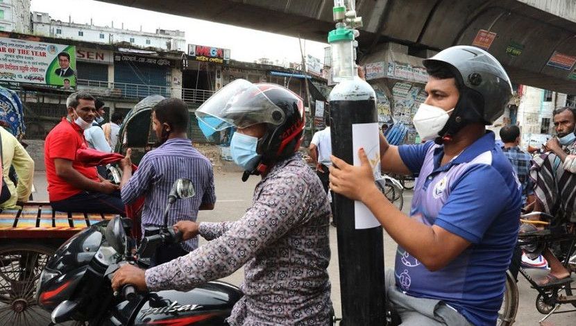নারায়ণগঞ্জের চাষাড়ার নজরুল ইসলামের শ্বাসকষ্ট হলে মোহাম্মদপুরের আদাবরের সোশ্যাল এইডার ডেভেলপমেন্ট অর্গানাইজেশন এর কাছে ফোন করে অক্সিজেনের সহযোগিতা চাইলে সংগঠনের সদস্য আল আমিন সংগঠনের খরচে অক্সিজেন সিলিন্ডার পৌঁছে দিচ্ছেন। ছবি: ইন্দ্রজিৎ কুমার ঘোষ