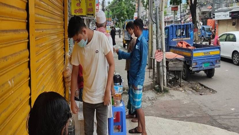 চা খেলে বের হচ্ছে সবাই (ছবি: জাহিদ রাকিব)