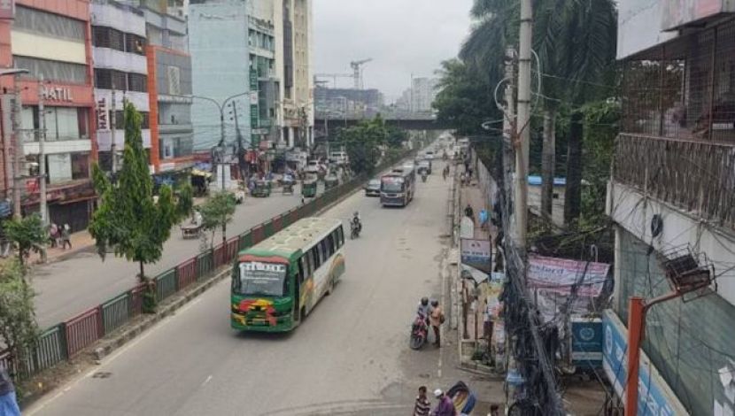 সকালের দিকে গাড়ি কম থাকলেও বেলা বাড়ার সাথে সাথে বেড়ছে যানবাহন ও যাত্রী  ছবি : জাহিদ রাকিব