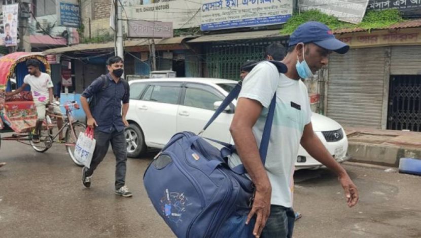 মুখে মাস্ক ছাড়া সড়কে নেমেছে যাত্রী, নেই করোনার হয় । ছবি : জাহিদ রাকিব
