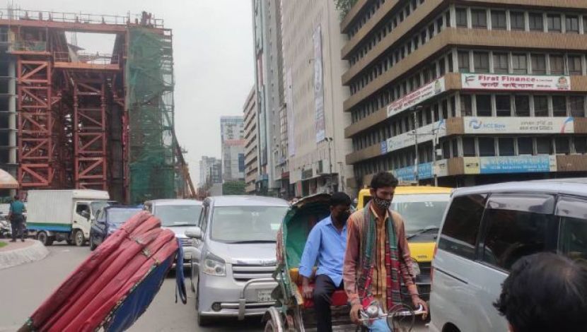 বাংলা মোটর থেকে ফ্রামগেট দীর্ঘ যানজট  (ছবি  : সুলতানা আক্তার)