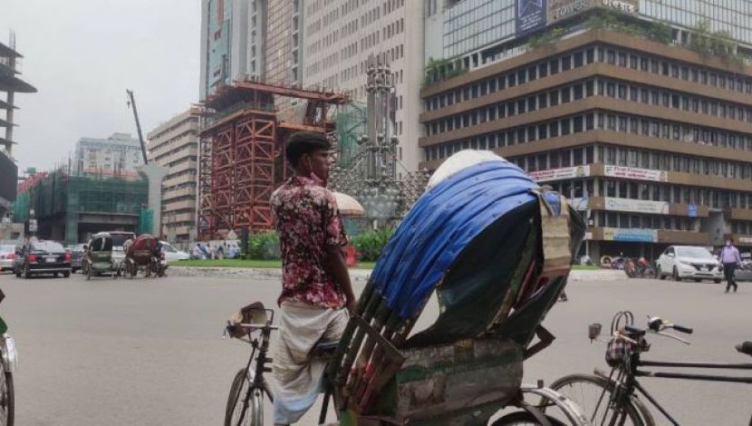 যাত্রীর অপেক্ষায় চালক - স্থান . বাংলা মোটর  ছবি : সুলতানা আক্তার