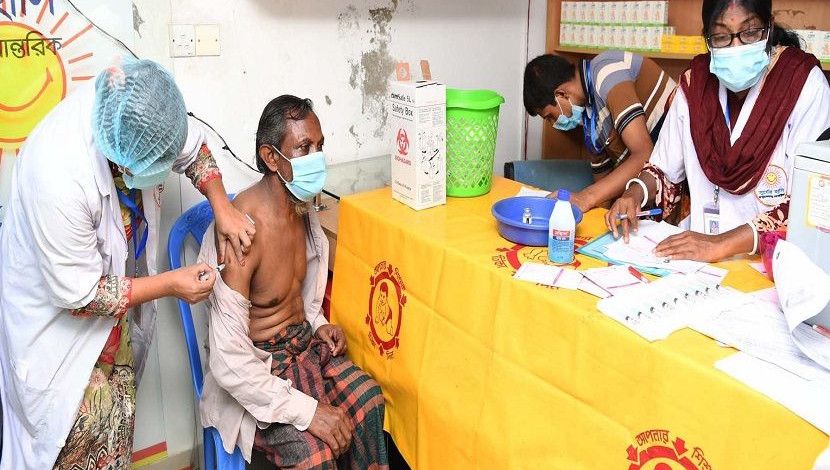 রাজধানী ঢাকার মিরপুর-১৩ এর একটি কেন্দ্রে টিকা নিচ্ছেন এক প্রবীণ। ছবি: পিআইডি