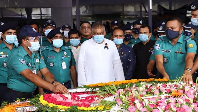 জাতীয় শোক দিবসে বিনম্র শ্রদ্ধায় জাতি স্মরণ করছে স্বাধীনতার মহান স্থপতি জাতির পিতা বঙ্গবন্ধু শেখ মুজিবুর রহমানসহ ১৫ আগস্টের সকল শহীদের।
আজ ধানমন্ডি ৩২ নম্বর সড়কে বঙ্গবন্ধু শেখ মুজিবুর রহমানের প্রতিকৃতিতে শ্রদ্ধা জানিয়েছেন স্বরাষ্ট্রমন্ত্রী বীর মুক্তিযোদ্ধা আসাদুজ্জামান খান, এমপি। ছবি: পিআইডি