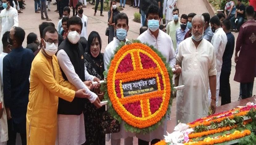 জাতীয় কবি কাজী নজরুল ইসলামের সমাধিতে শ্রদ্ধা নিবেদন করেছে বঙ্গবন্ধু সাংস্কৃতিক জোট।