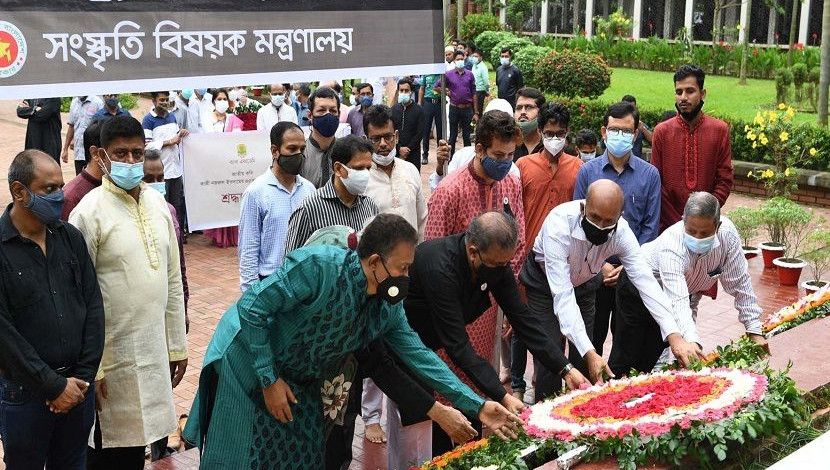 জাতীয় কবি কাজী নজরুল ইসলামের ৪৫তম মৃত্যুবার্ষিকীতে তার সমাধিতে ফুল দিয়ে শ্রদ্ধা জানান সংস্কৃতি বিষয়ক প্রতিমন্ত্রী কে এম খালেদ, এমপি।