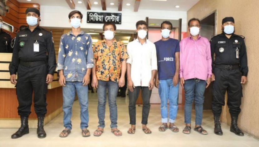 গাড়ি চোরাই চক্রের ৫ সদস্যের একটি দলকে গ্রেফতার করেছে র‌্যাপিড একশন ব্যাটালিয়ান (র‌্যাব)। নারায়ণগঞ্জের ফতুল্লা থেকে শুক্রবার (২৭ আগস্ট) রাতে তাদের গ্রেফতার করা হয়।