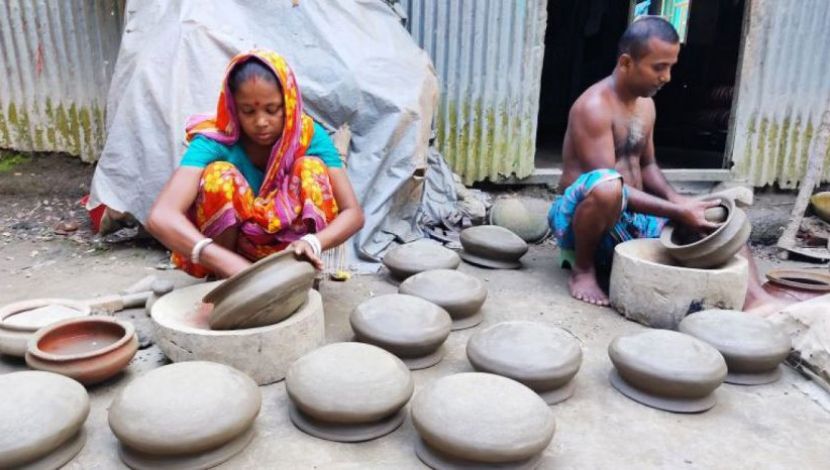 করোনার প্রভাবে মৃৎশিল্পীদের জীবনযাত্রা ব্যাহত হচ্ছে। ব্রাহ্মণপাড়া, কুমিল্লা,  ছবি: মো. আনোয়ারুল ইসলাম