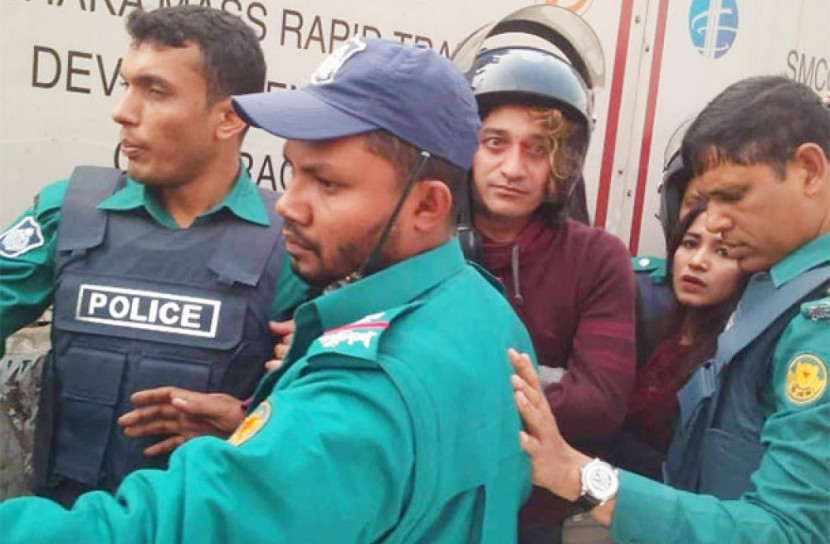 অবরোধরত শিক্ষার্থীদের অস্ত্র দেখিয়ে হুমকি দেয়ায় গণপিটুনির শিকার