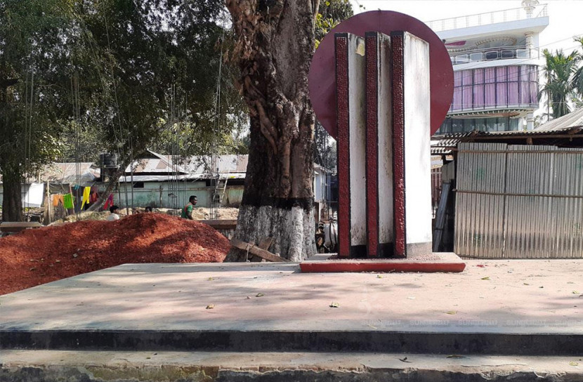 শহীদ মিনারের বেদি সরানোর কাজ স্থগিতের আদেশ আদালতের