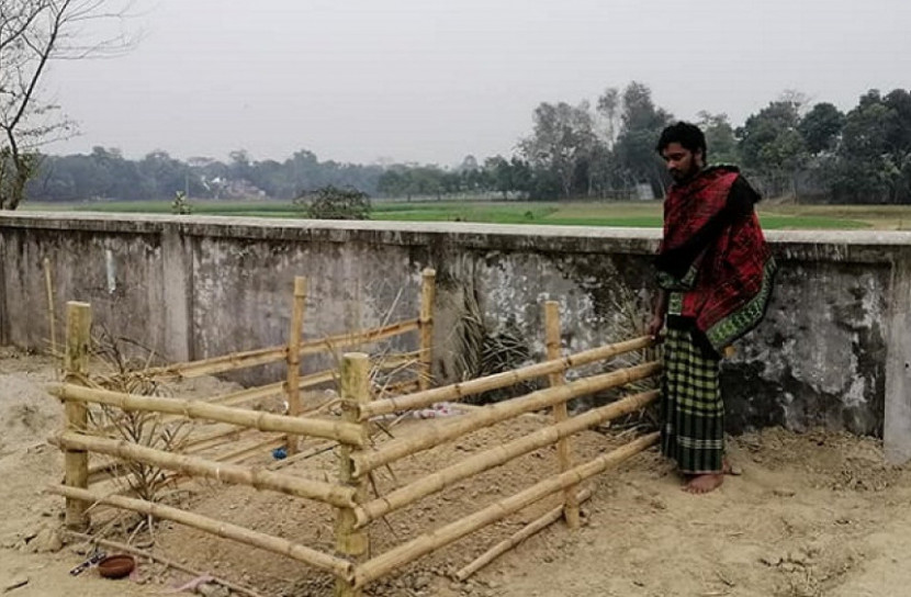 প্রথা ভেঙে আরেক যৌনকর্মীর মরদেহ দাফন দৌলতদিয়ায়