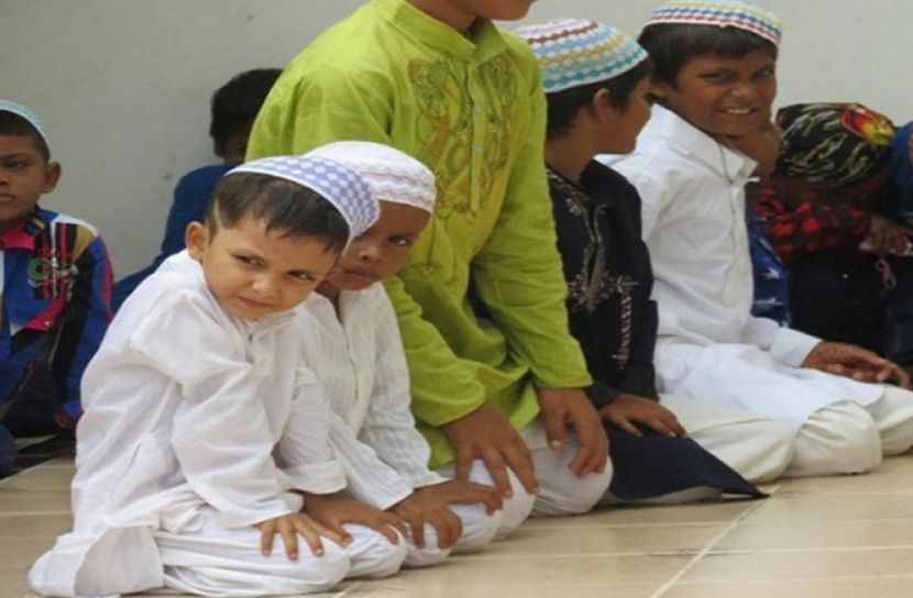 নিয়মিত নামাজ আদায় করে পুরস্কার পেল ৭ শিশু