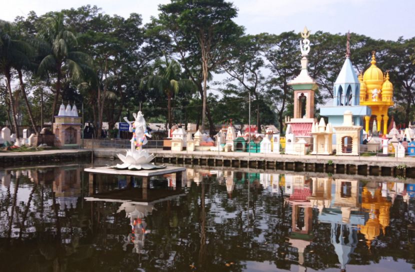 দিপাবলীর শুরুতে বরিশাল মহাশশ্মানে স্বজনদের উপস্থিতি