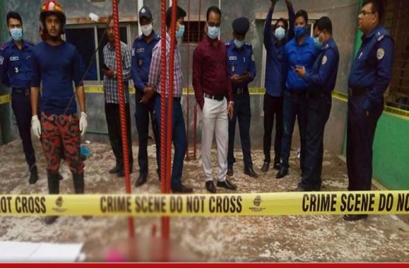 ঝালকাঠিতে কাস্টমস কর্মকর্তার ছাদ থেকে নারীর লাশ উদ্ধার