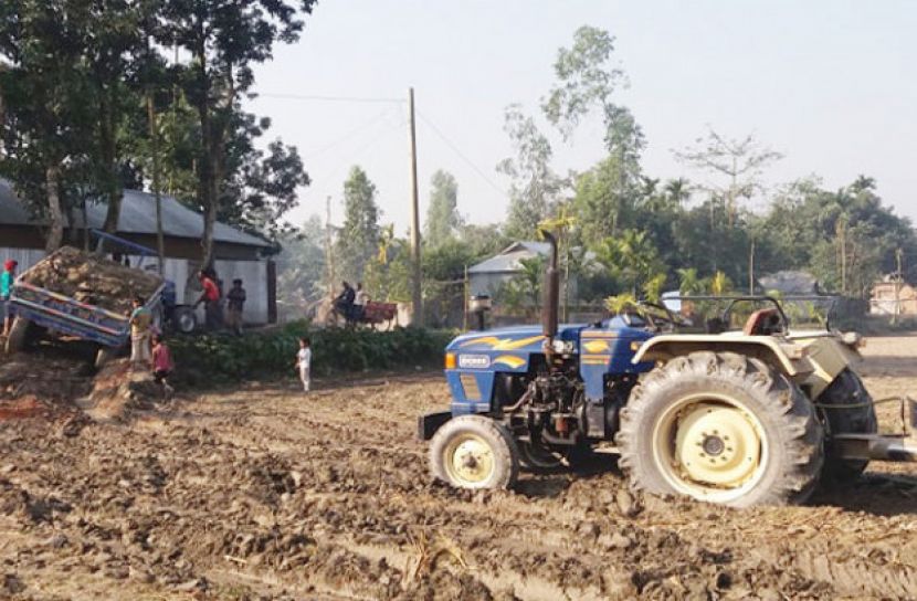 কাঁকড়া গাড়ির বেপরোয়া চলাচলে রাস্তাঘাটের বেহাল দশা