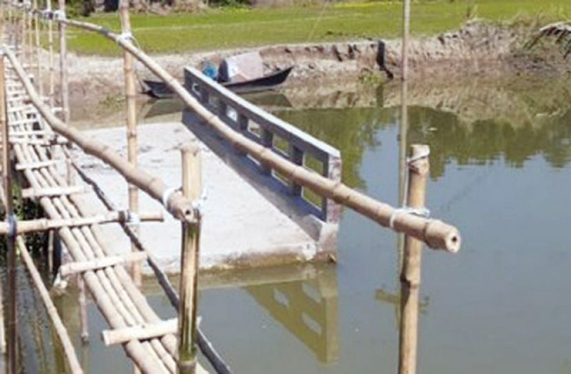 তিন বছরও মেরামত হয়নি বন্যায় ভাঙা ব্রিজ