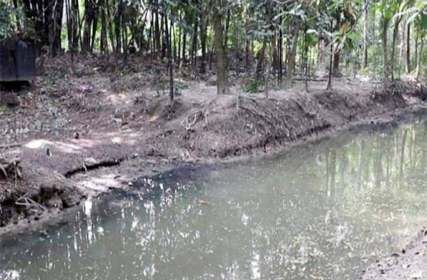 ৩ পরিবারের খাল দখলে এলাকাবাসীর দুর্ভোগ 