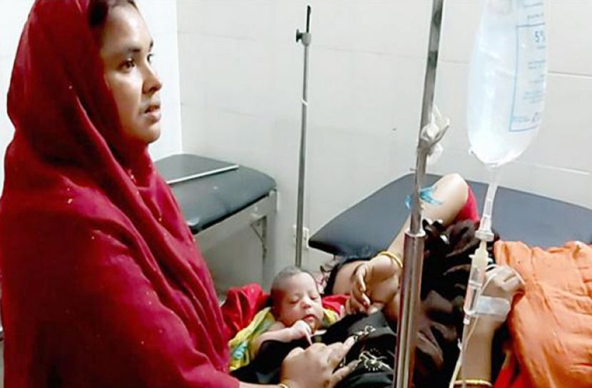 হাসপাতালের সিঁড়িতে নবজাতকের জন্ম