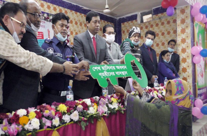 নড়াইলের ভূমিহীন ও গৃহহীনরা পেল গৃহ