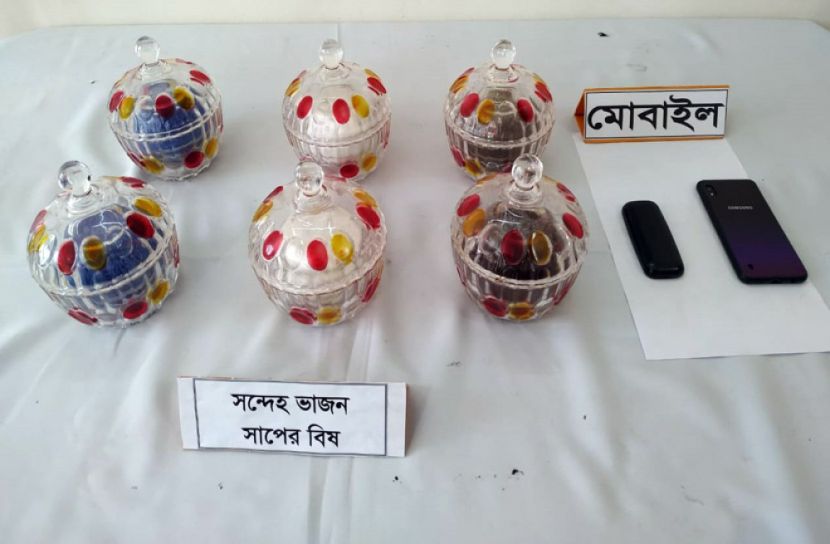 খুলনায় ১০০ কোটি টাকার সাপের বিষসহ আটক ৩
