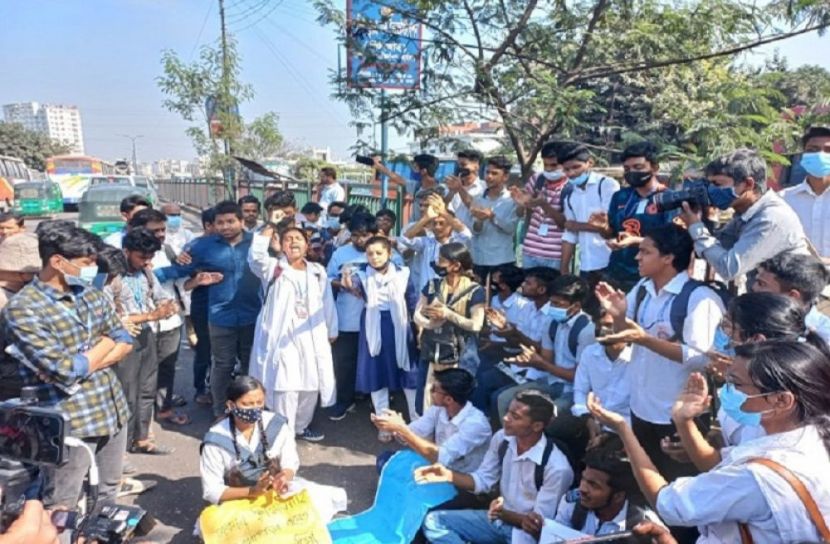 সড়কে দুর্নীতির বিরুদ্ধে ‘লাল কার্ড’ দেখাবে শিক্ষার্থীরা