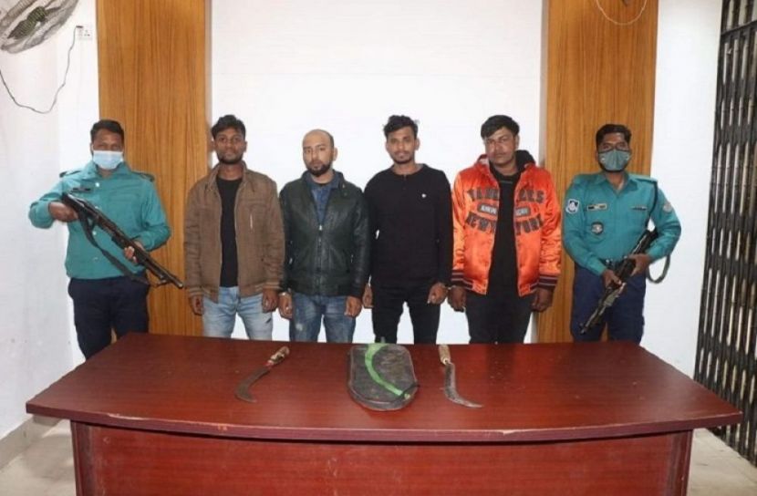 বরিশালে ছাত্রাবাস থেকে অস্ত্রসহ আটক ৪