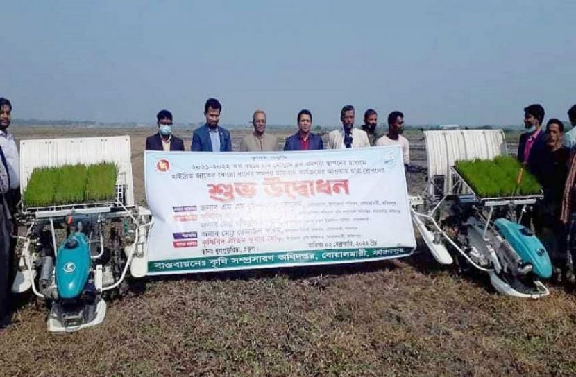 বোয়ালমারীতে রাইস ট্রান্সপ্লান্টারের সাহায্যে চারা রোপণ