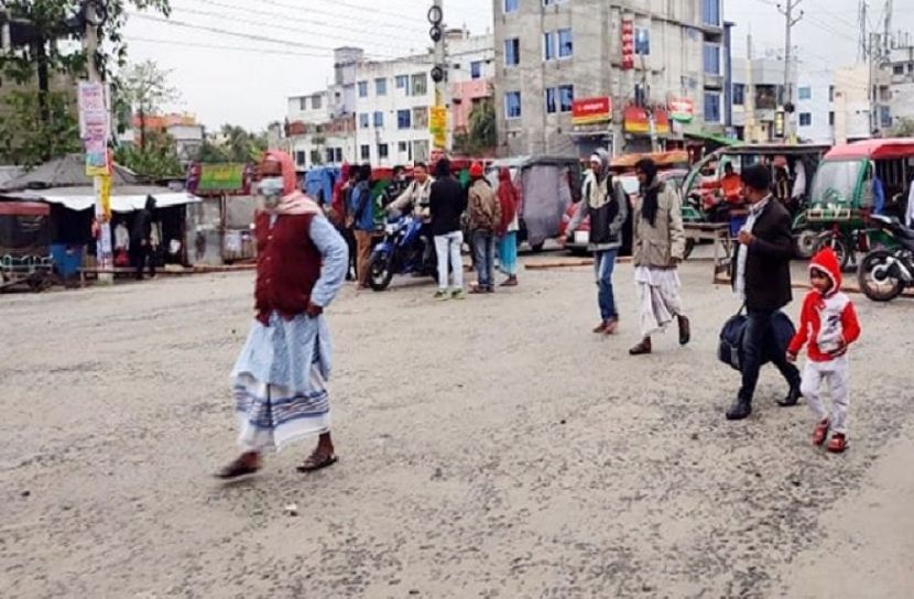 দুই ছাত্রকে মারধর, সড়ক অবরোধ