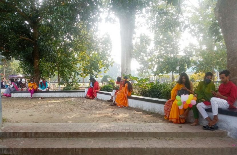 বাসন্তী সাজে সেজেছে রাবি ক্যাম্পাস 