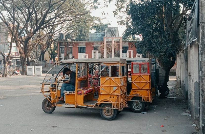 মুন্সীগঞ্জের কেন্দ্রীয় শহীদ মিনার মিশুক-সিএনজি স্ট্যান্ড!